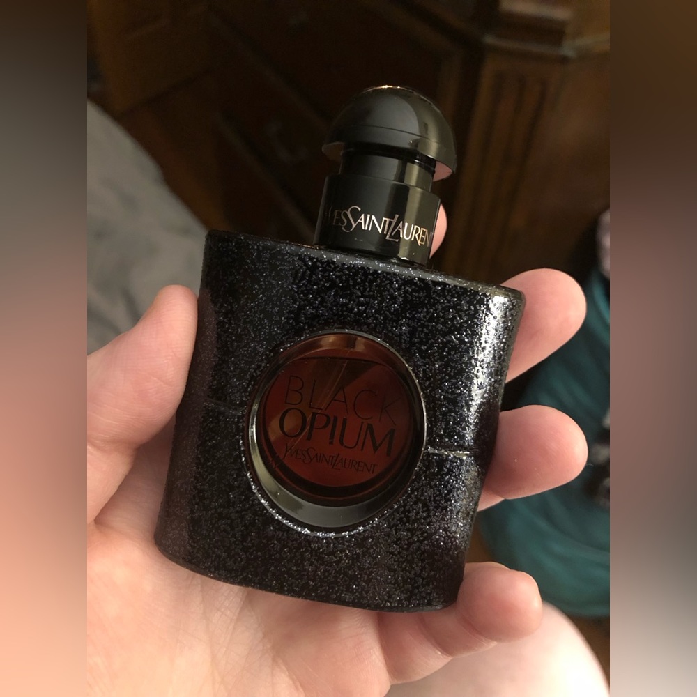 Yves Saint Laurent- Black Opium 1 fl. Oz